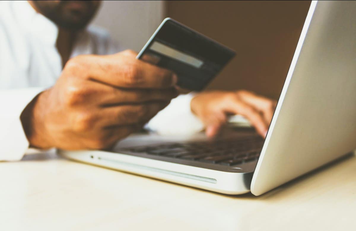 Dizüstü bilgisayarda kredi kartıyla online alışveriş — e-ticaret